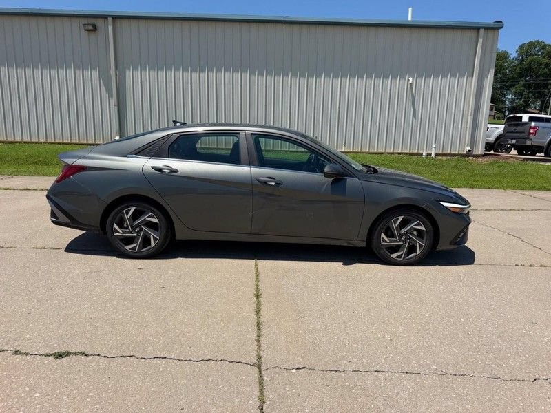Used 2024 Hyundai Elantra Limited FWD image 2