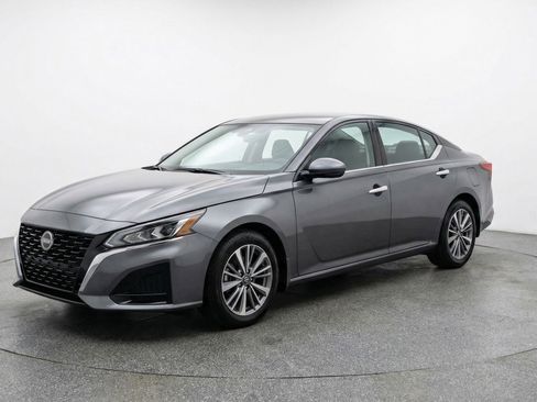 Used 2025 Nissan Altima 2.5 SV image 3