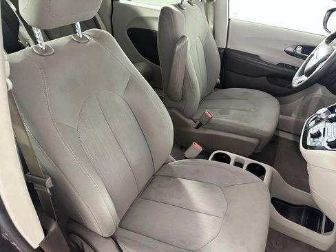 Used 2017 Chrysler Pacifica LX FWD image 27