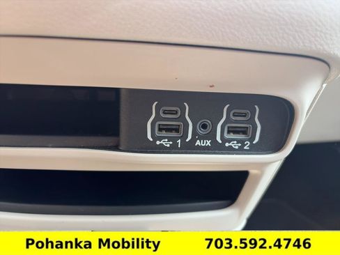 Used 2023 Chrysler Pacifica Touring-L FWD image 17