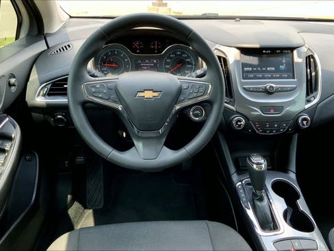 Used 2018 Chevrolet Cruze LT w/ Convenience Package image 5