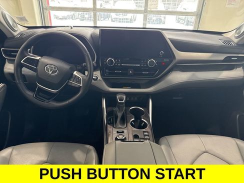 Used 2023 Toyota Highlander Limited image 11