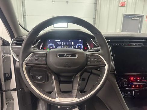 Used 2023 Jeep Grand Cherokee Limited w/ Luxury Tech Group II image 9