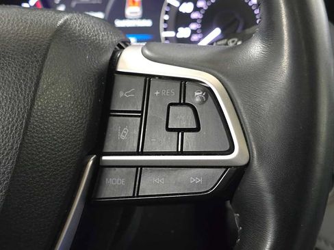 Used 2023 Toyota Highlander XLE AWD/4WD image 28