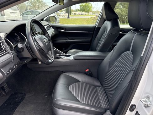 Used 2024 Toyota Camry SE image 11