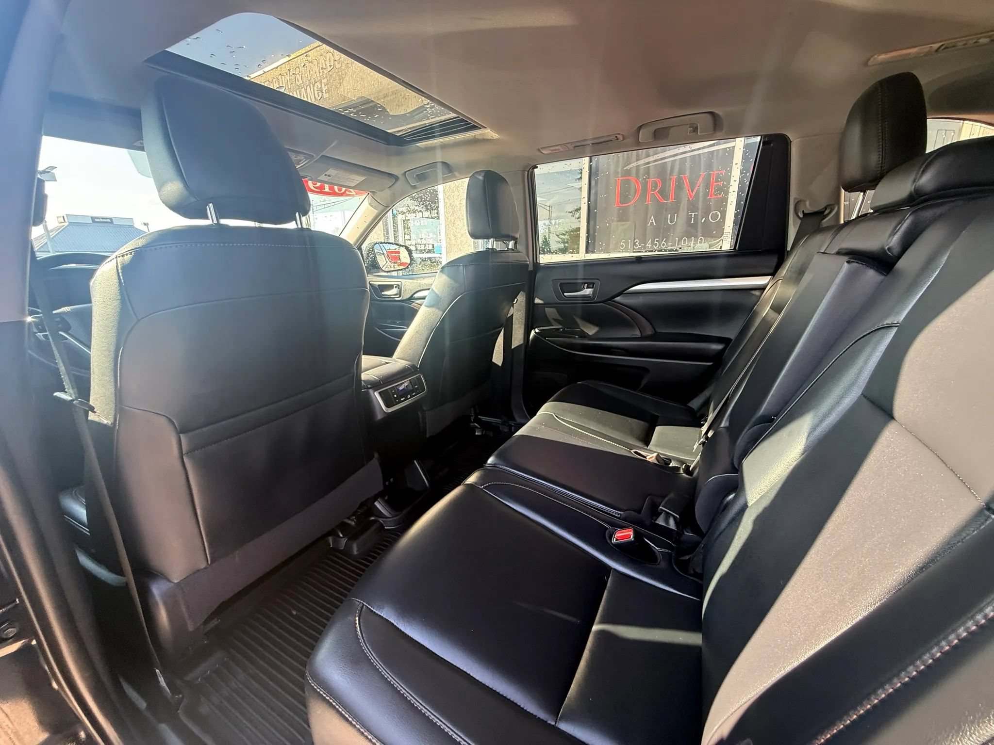 Used 2019 Toyota Highlander XLE AWD/4WD image 11