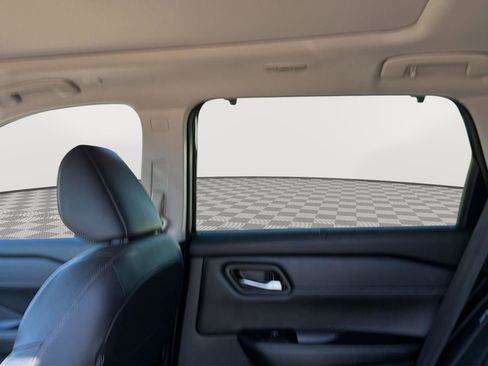 Used 2025 Nissan Rogue SL w/ SL Premium Package image 7