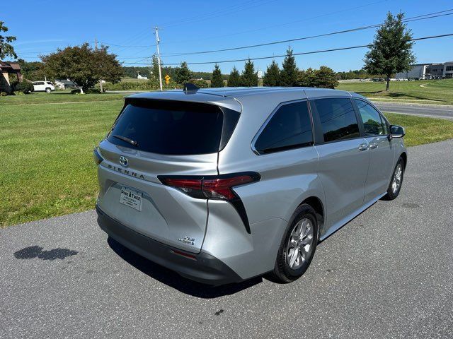 Used 2022 Toyota Sienna XLE AWD/4WD image 8