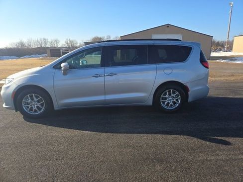 Used 2022 Chrysler Pacifica Touring image 3