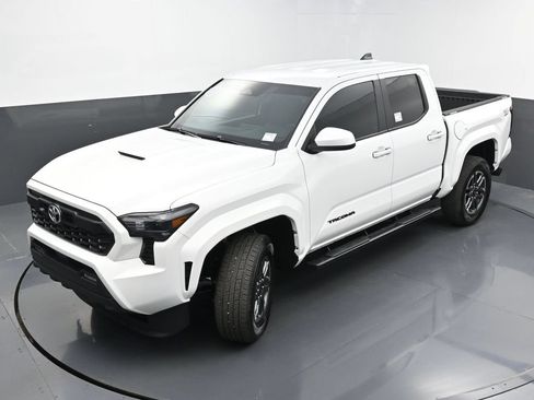 Used 2024 Toyota Tacoma TRD Sport AWD/4WD image 32