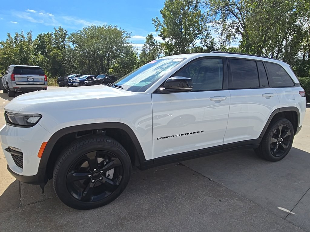 Used 2023 Jeep Grand Cherokee Limited w/ Black Appearance Package AWD/4WD image 2