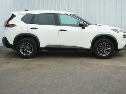 Used 2023 Nissan Rogue S AWD/4WD image 2