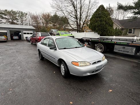 Used 1999 Ford Escort LX image 2