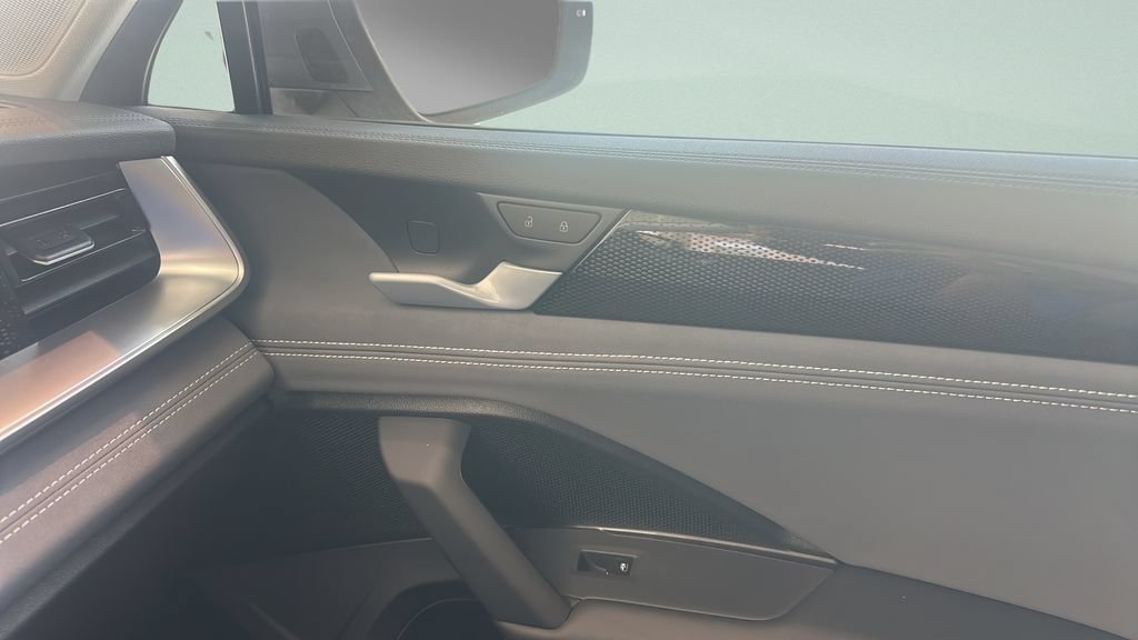 New 2026 Volkswagen Tiguan SE FWD image 12