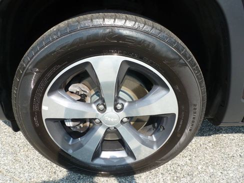 Used 2019 Jeep Cherokee Limited AWD/4WD image 34