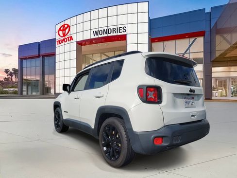 Used 2018 Jeep Renegade Altitude image 3