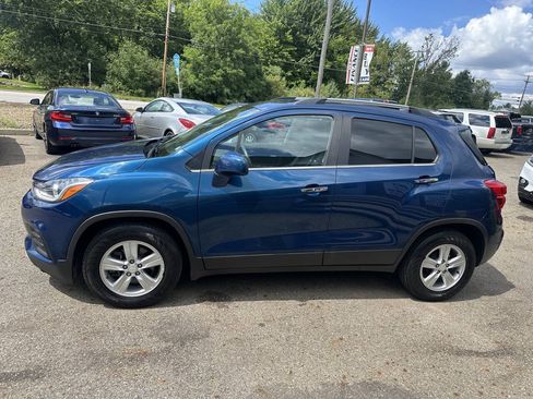 Used 2020 Chevrolet Trax LT w/ LT Convenience Package FWD image 3