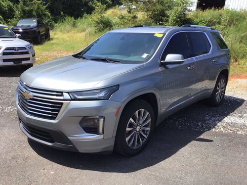 Used 2023 Chevrolet Traverse Premier FWD image 2