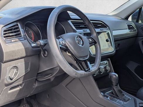 Used 2020 Volkswagen Tiguan SE image 2