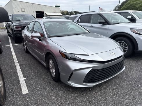 Used 2025 Toyota Camry LE image 2