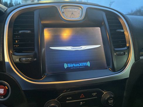 Used 2018 Chrysler 300 Touring L image 32