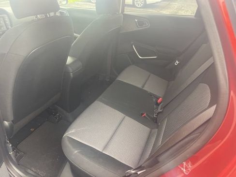 Used 2025 Kia Soul LX w/ LX Technology Package FWD image 9