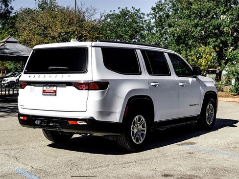 Used 2023 Jeep Wagoneer 4WD image 5