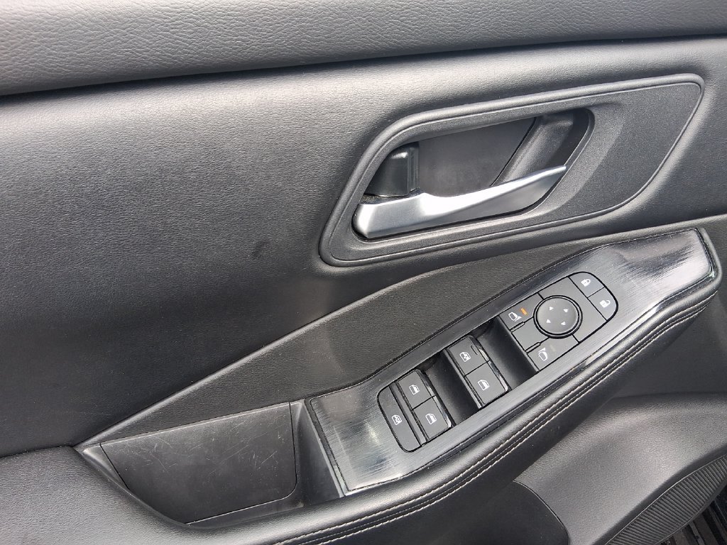 Used 2025 Nissan Rogue SV FWD image 14