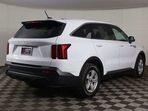 Used 2023 Kia Sorento LX FWD image 9