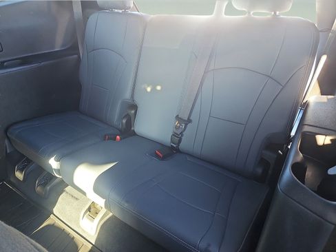 Used 2022 Buick Enclave Premium w/ Experience Buick Package image 37