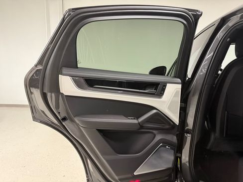 Certified 2024 Porsche Cayenne S AWD/4WD image 38