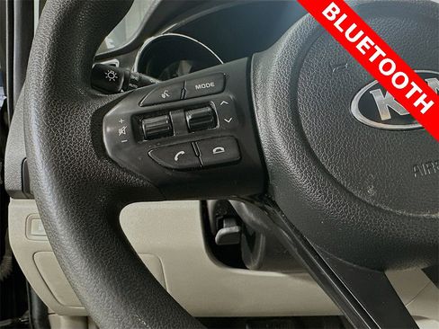 Used 2020 Kia Sedona L image 32