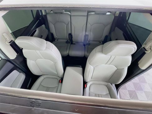 Used 2025 Honda Pilot Touring image 13