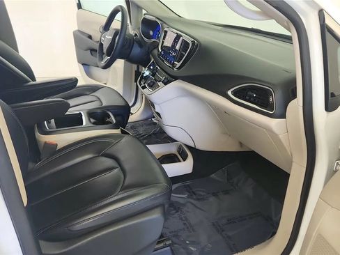 Used 2023 Chrysler Pacifica Touring-L FWD image 36