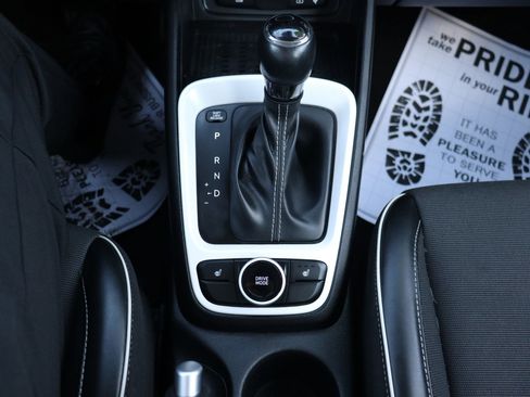 Used 2023 Hyundai Venue Limited image 28