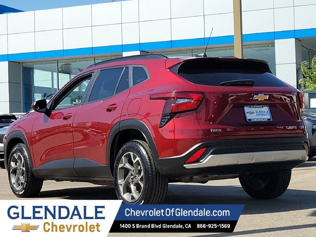 Used 2025 Chevrolet Trax LT FWD image 5