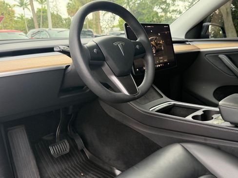 Used 2024 Tesla Model Y Long Range AWD/4WD image 25