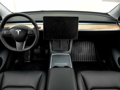 Used 2024 Tesla Model Y 2WD image 18