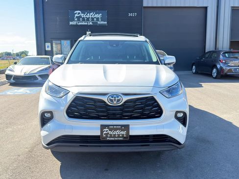 Used 2022 Toyota Highlander XLE AWD/4WD image 3