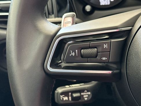 Used 2025 Porsche Macan image 30