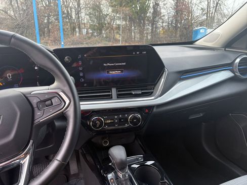 Used 2025 Chevrolet Trax LT w/ LT Convenience Package image 18