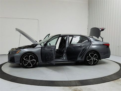 Used 2025 Nissan Altima 2.5 SR image 12