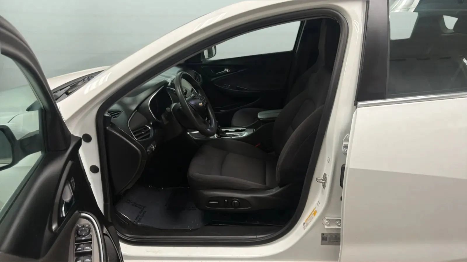 Used 2021 Chevrolet Malibu LT FWD image 21