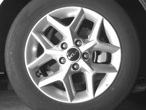 Used 2025 Kia Soul LX w/ LX Technology Package FWD image 13