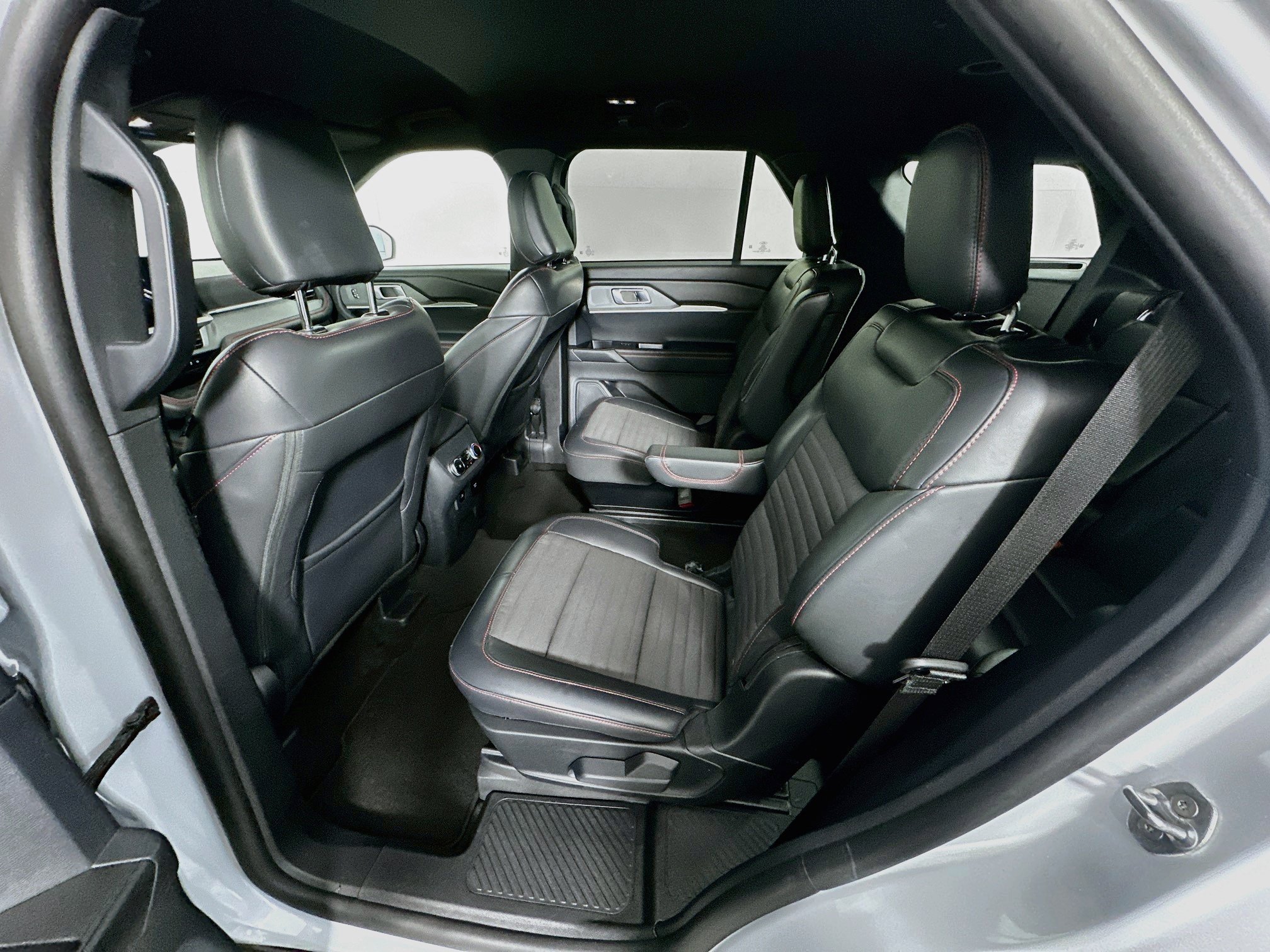 Used 2026 Ford Explorer ST-Line w/ ST-Line Street Pack RWD image 29