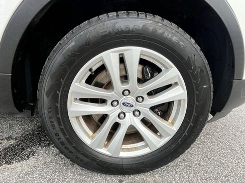 Used 2018 Ford Explorer XLT w/ Equipment Group 201A AWD/4WD image 9