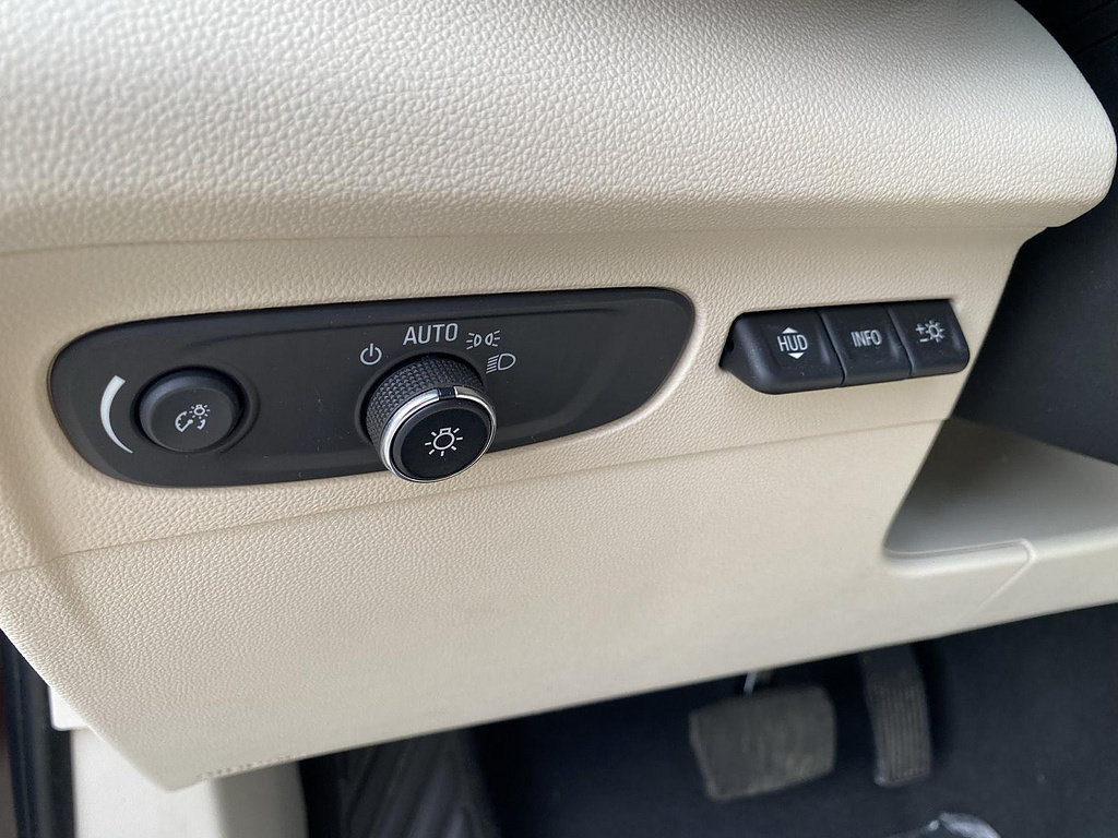 Used 2023 Buick Envision Avenir AWD/4WD image 52