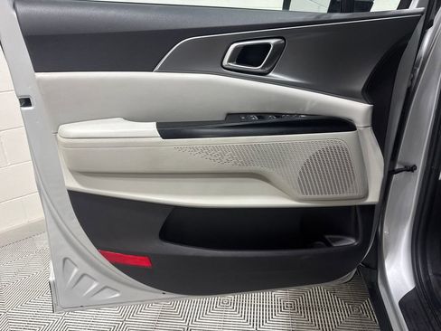 Used 2022 Kia Carnival LX FWD image 17