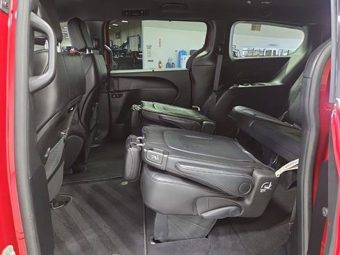 Used 2025 Chrysler Pacifica Select FWD image 30