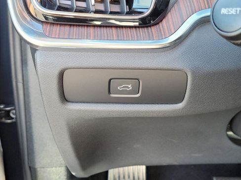 Certified 2025 Volvo V60 B5 Cross Country Plus image 17